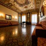 Ci ritroviamo cos� in un ambiente che pare una reggia...
